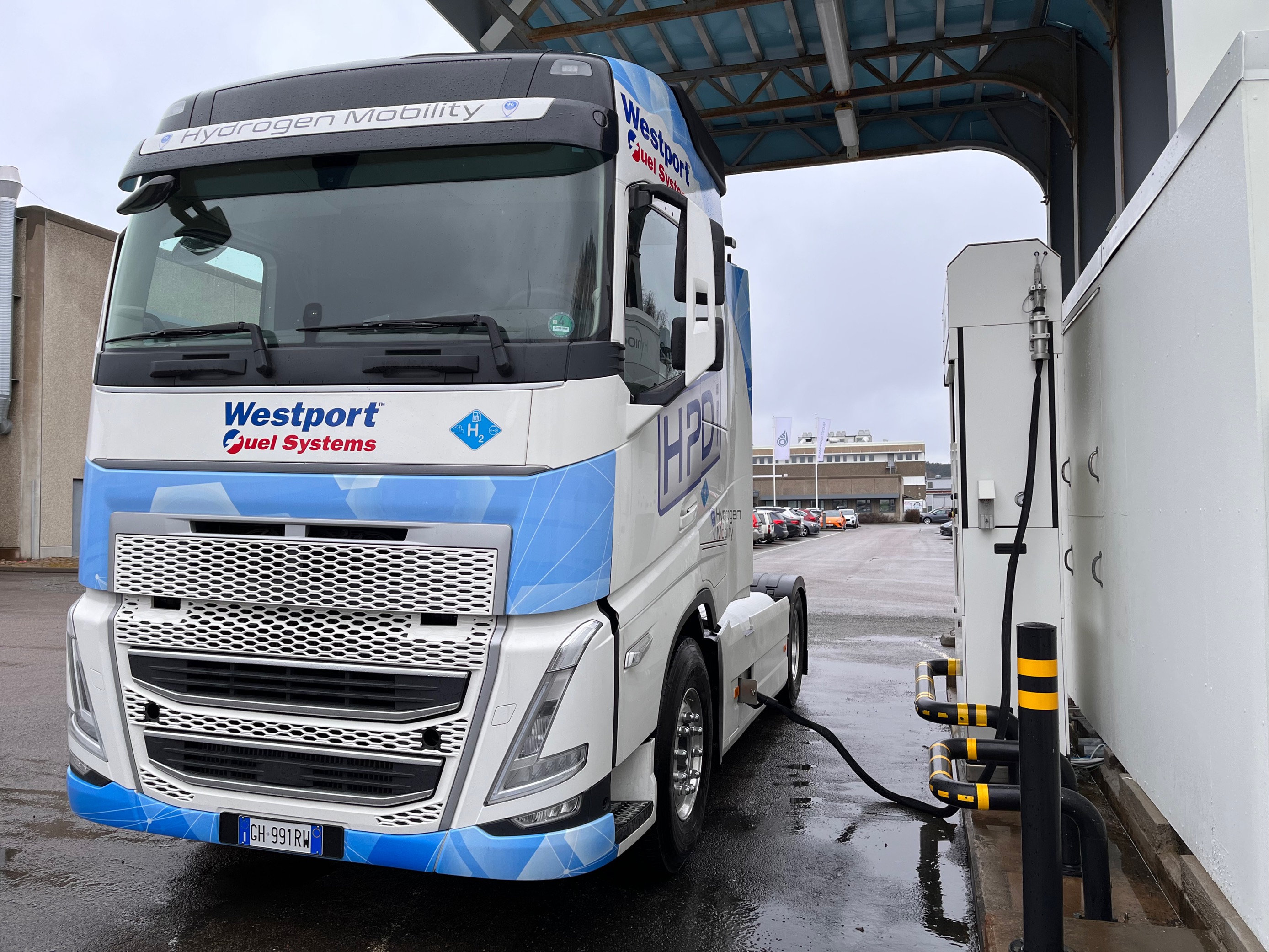 Hynion Sverige refuels a new hydrogen truck from a leading vehicle